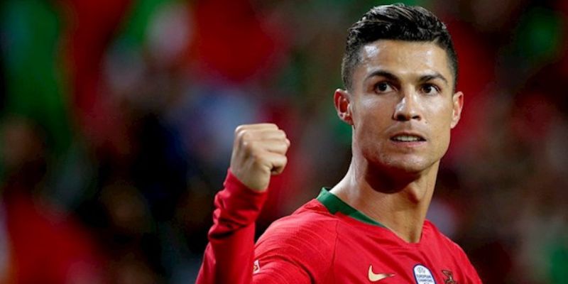 Cristiano Ronaldo - Cầu thủ đội tuyển bóng đá quốc gia Bồ Đào Nha 